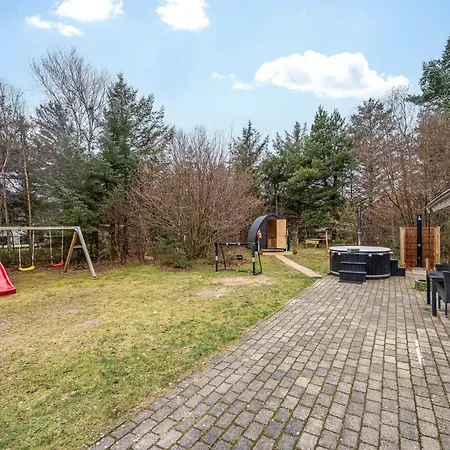 Hébergement de vacances Lovely 6-person With Outdoor Sauna - 1007 *