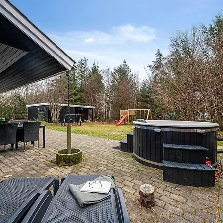 Hébergement de vacances Lovely 6-person With Outdoor Sauna - 1007 *